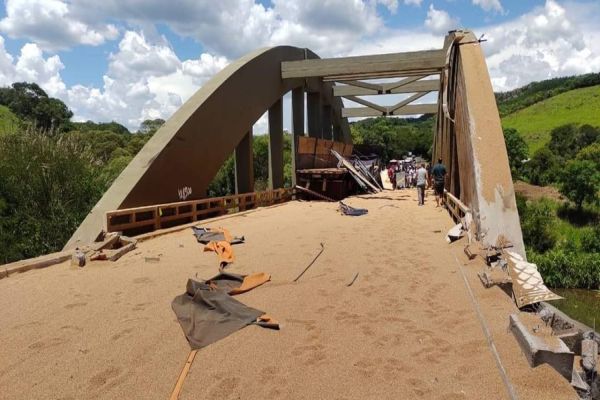 Imagem referente a notícia: Caminhão fica totalmente destruído após colidir na ponte do Rio Cavernoso na BR-277 em Cantagalo