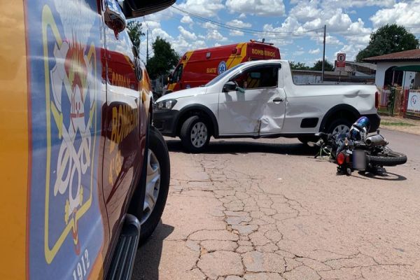 Imagem referente a notícia: Motociclista fica em estado grave após colisão lateral na Rua Domiciano Theobaldo Bresolin