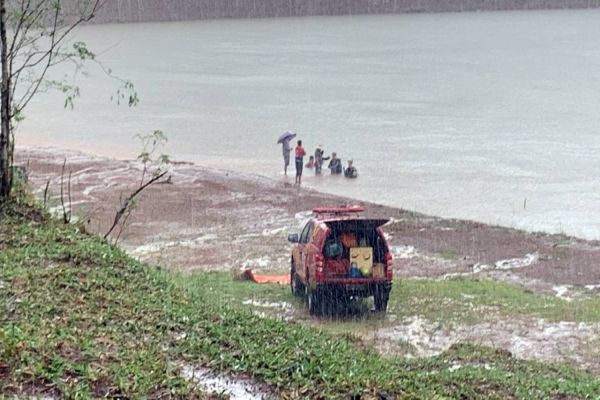 Imagem referente a notícia: Menino de 14 anos morre afogado após brincar em rio em área rural de Cascavel