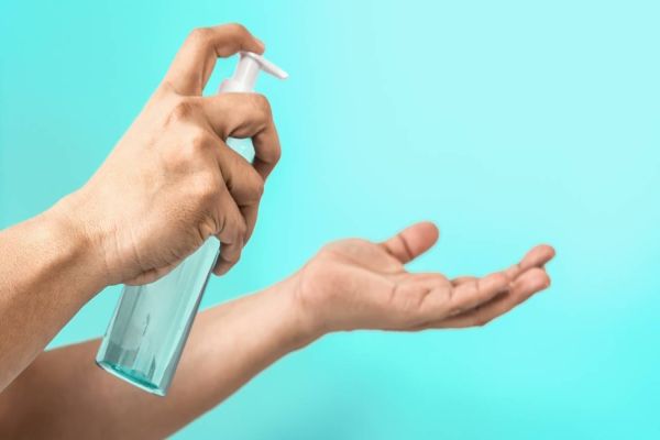 Álcool em gel fará parte do cotidiano da maioria dos brasileiros mesmo após pandemia