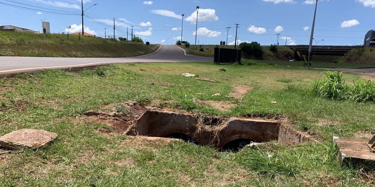 Internauta questiona caixa coletora de água pluvial aberta a quase um mês no trevo da Jorge Lacerda