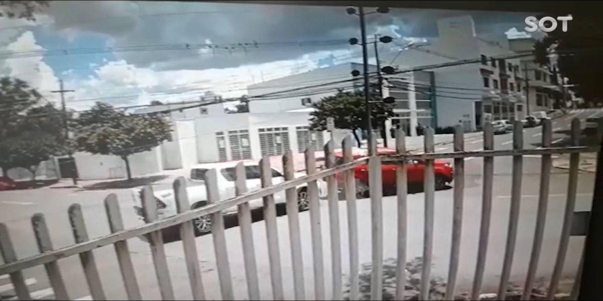 Câmera de segurança registra colisão seguida de auto anteparo na Rua Rio Grande do Sul