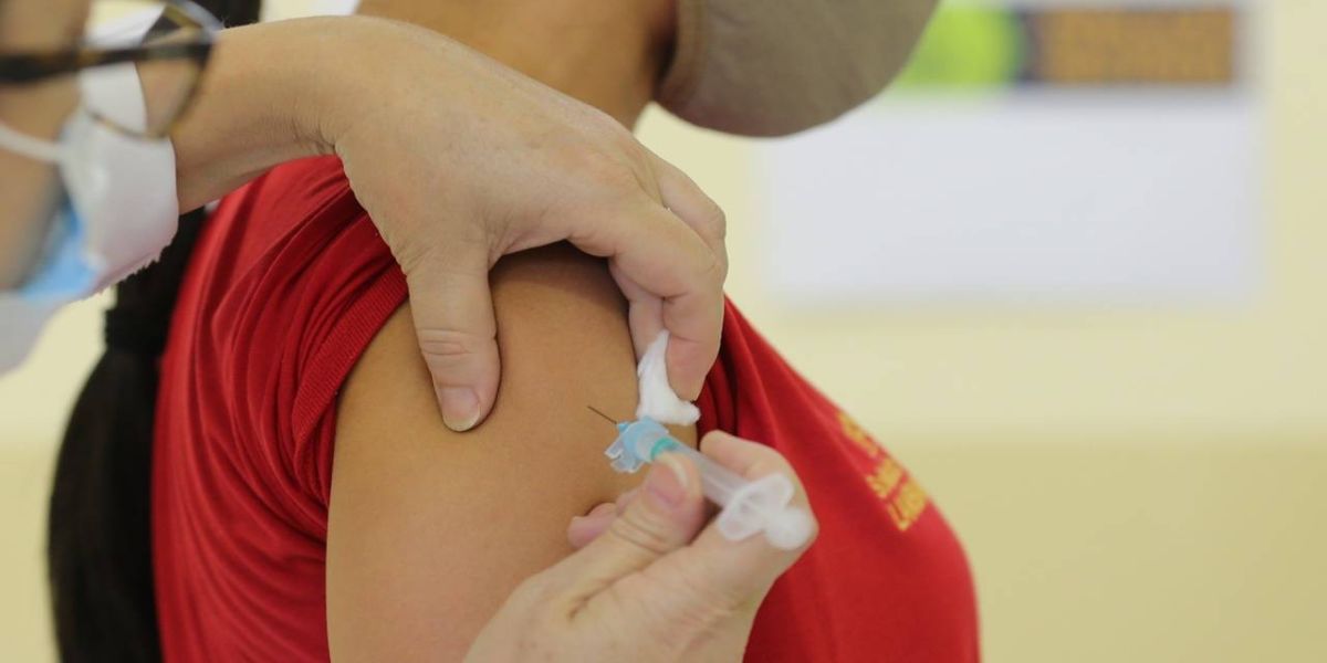 Saúde esclarece: pode tomar a vacina contra Covid-19 e Influenza tendo sintomas gripais?