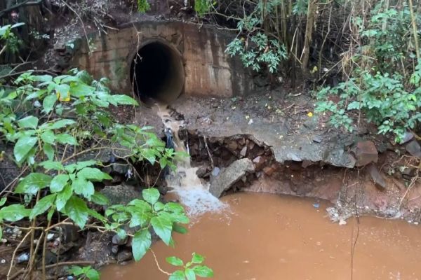 Vereador denuncia descarte de óleo em rio e Sanepar realiza verificação no Bairro Cataratas