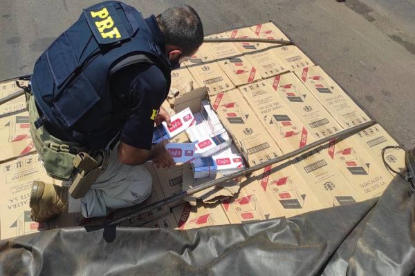 PRF apreende caminhão com R$ 750 mil em cigarros contrabandeados em Guaíra