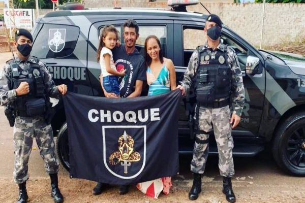 Pelotão de Choque da PM realiza homenagem em aniversario de criança de 4 anos