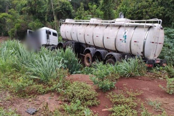 Condutor perde o controle da direção e carreta sai da pista na BR 163 em Marechal Rondon
