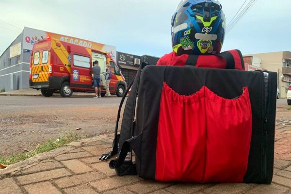 Imagem referente a notícia: Motociclista que trabalha com entregas fica ferido após colisão de trânsito na Rua Europa
