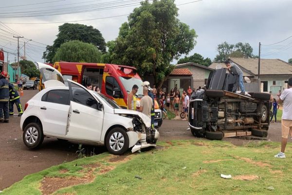 Imagem referente a notícia: Colisão seguida de tombamento é registrado no Jardim Clarito