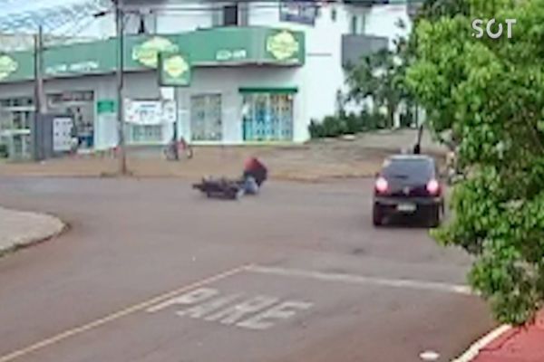 Imagem referente a notícia: Motociclista se joga da moto antes de batida e câmera registra toda a movimentação no Bairro Periolo