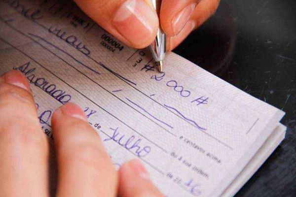 Cheques resistem à tecnologia e especialista dá dicas como ainda usar com segurança