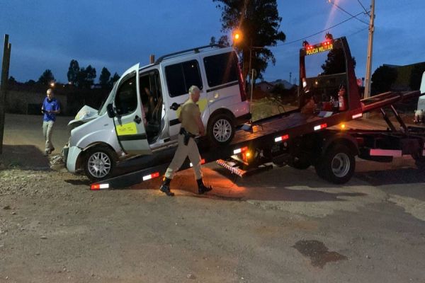 Imagem referente a notícia: Após tentativa de fuga, carro roubado colide contra muro e três pessoas são detidas pela PM