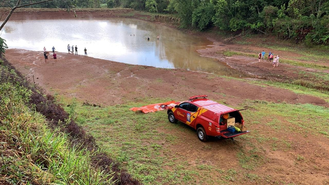 Identificado adolescente que se afogou em açude e buscas são retomadas em Cascavel