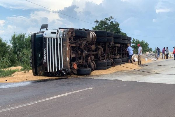 Caminhão desgovernada acessa rodovia, provoca acidente e tomba na marginal da BR-163 em Lindoeste