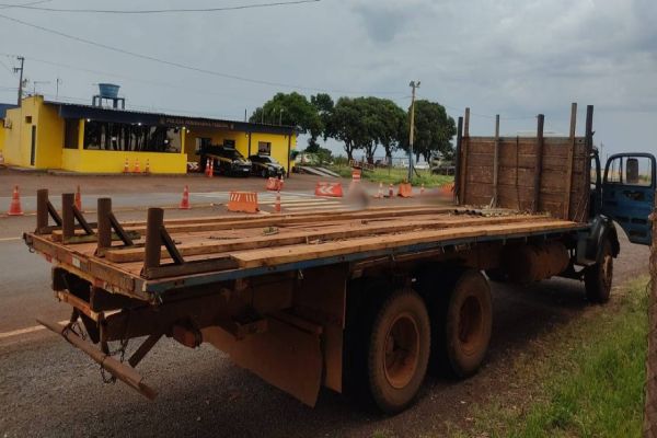 PRF Ubiratã recolhe caminhão que utilizava uma barra de aço como para-choque traseiro