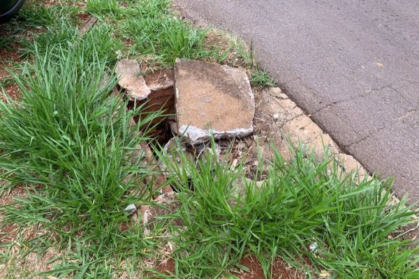 Imagem referente a notícia: Moradores do Bairro Cascavel Velho reclamam de bocas de lobo abertas