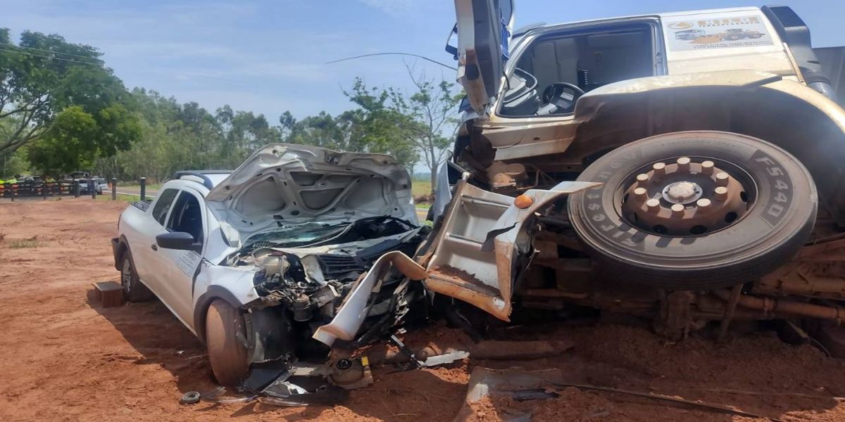 Colisão frontal entre carro e caminhão deixa uma pessoa em estado grave na PR-490