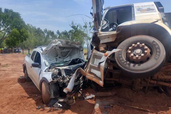 Colisão frontal entre carro e caminhão deixa uma pessoa em estado grave na PR-490