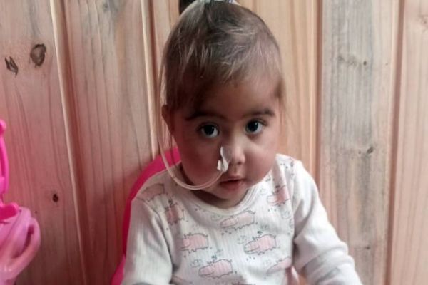 Garotinha de 2 anos que sofre com síndrome Nefrótica precisa de ajuda financeira