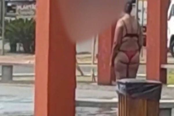 Inusitado: Mulher é flagrada de biquíni em chafariz no centro de Assis Chateaubriand