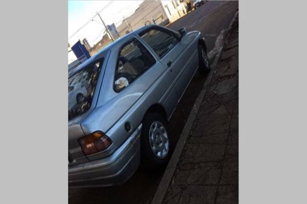 Escort Prata é furtado em frente ao Terminal Sul no bairro Nova Cidade