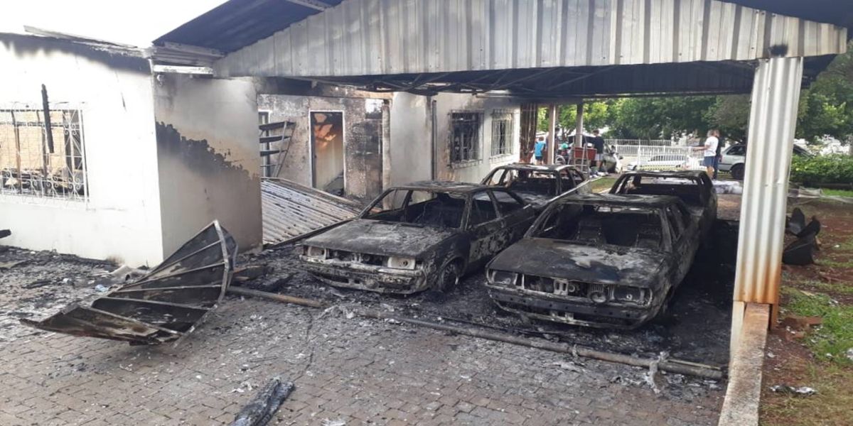 Carros de colecionador são destruídos em incêndio em Francisco Beltrão