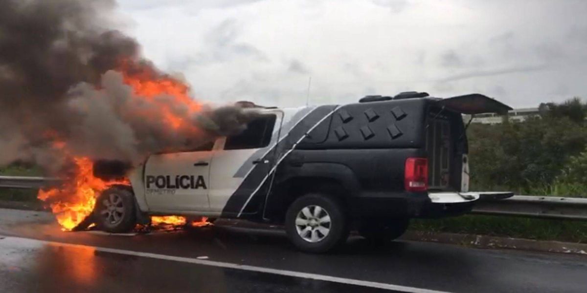 Viatura da Polícia Civil pega fogo na BR-277 durante transferência de presos