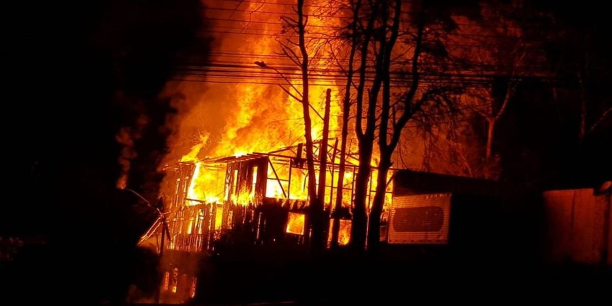 Incêndio destruiu imóvel onde funcionou antigo moinho no centro de Capitão