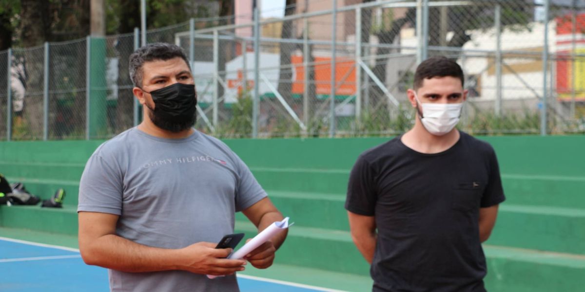 Edson Souza fiscaliza reforma na Praça Wilson Joffre