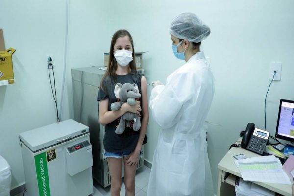 Pais comemoram vacinação dos filhos contra a Covid-19