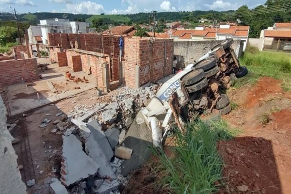 Caminhão desliza e tomba em piscina de casa em construção