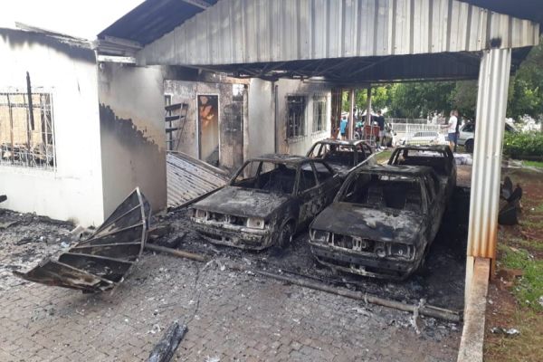 Imagem referente a notícia: Carros de colecionador são destruídos em incêndio em Francisco Beltrão