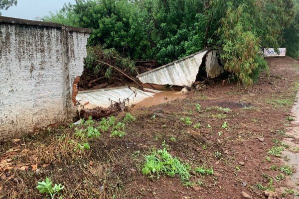 Imagem referente a notícia: Muro cai com a força da água após chuvas intensas em Cascavel