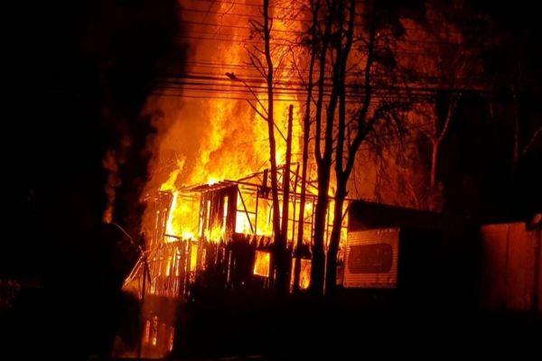 Incêndio destruiu imóvel onde funcionou antigo moinho no centro de Capitão