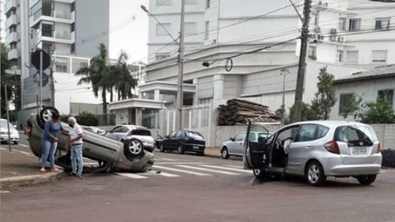 Colisão seguida de capotamento é registrada no Centro de Cascavel