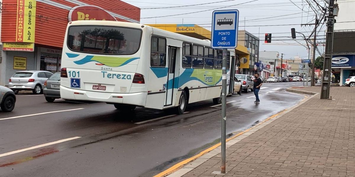 Usuários do transporte intermunicipal estão ao relento sem cobertura em ponto de ônibus