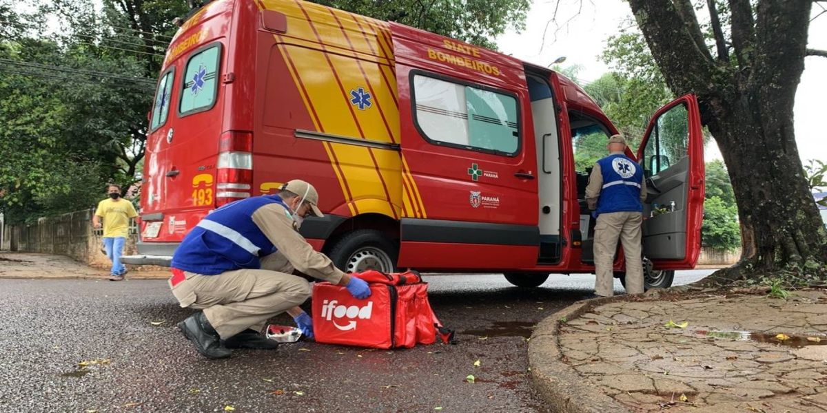 Motociclista não consegue frear a tempo e colide contra veículo no Centro de Cascavel
