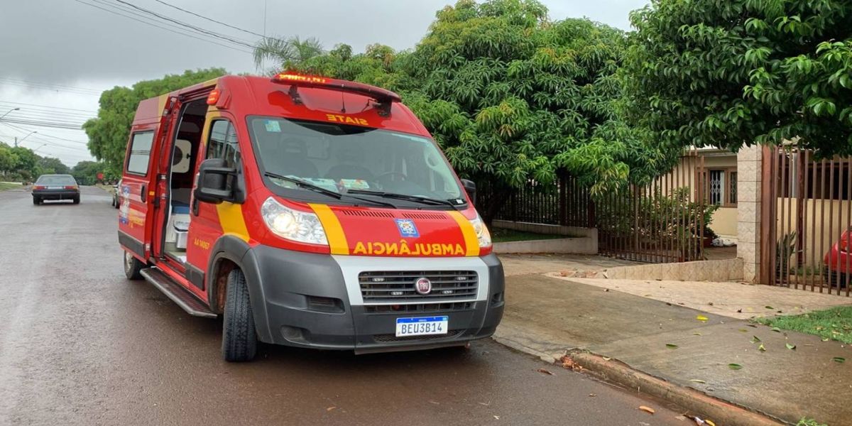 Mulher tem suspeita de fratura em braço após cair em residência no Bairro Floresta