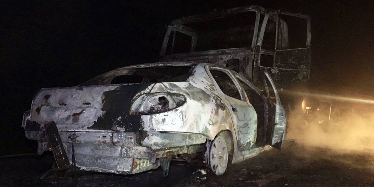 Carro e caminhão pegam fogo após colisão na PR-180 em Rio do Salto