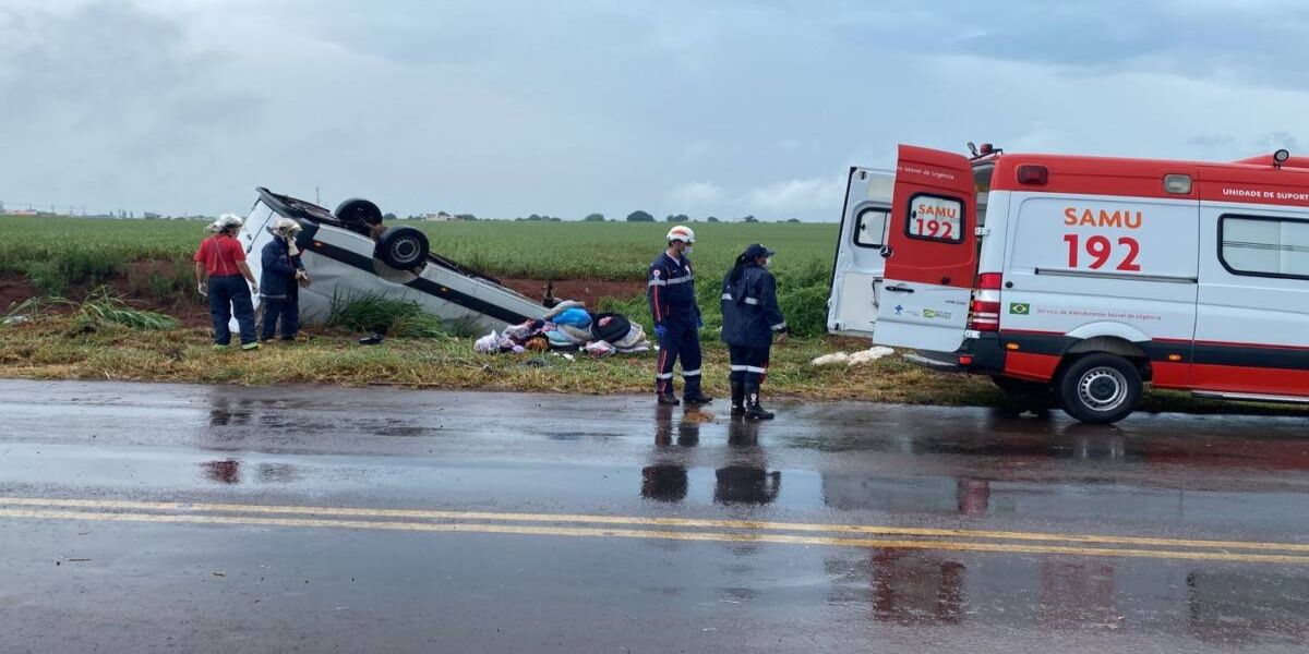 Van capota e três pessoas ficam feridas na PR-486 em Brasilândia do Sul