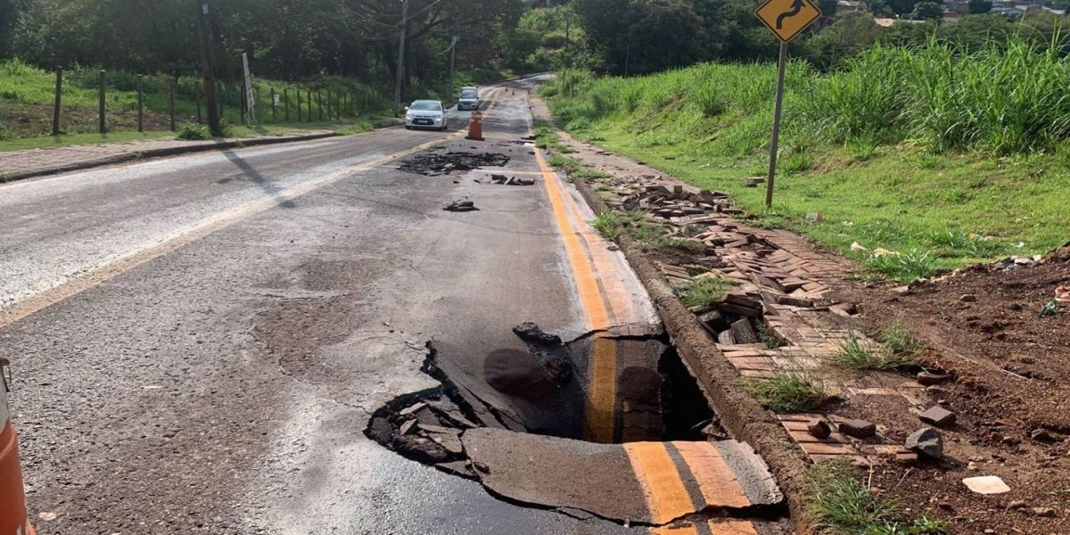 Rua Indira Gandhi está fechada no sentido Tancredo/Santa Cruz