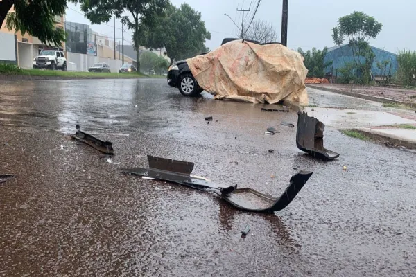 Foto relacionada a notícia: Colisão de trânsito envolvendo quatro automóveis e uma moto é registrada no Bairro Pacaembu