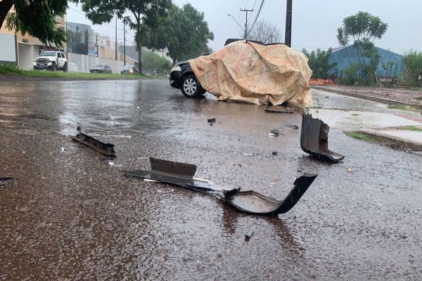 Imagem referente a notícia: Colisão de trânsito envolvendo quatro automóveis e uma moto é registrada no Bairro Pacaembu