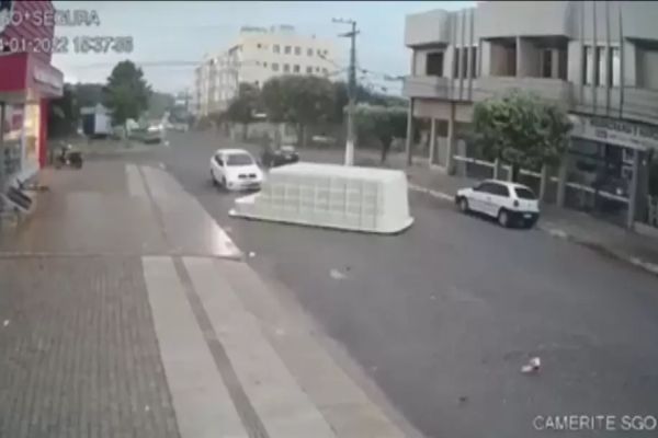 Piscina sai voando durante vendaval e quase atinge dois carros em São Gabriel do Oeste