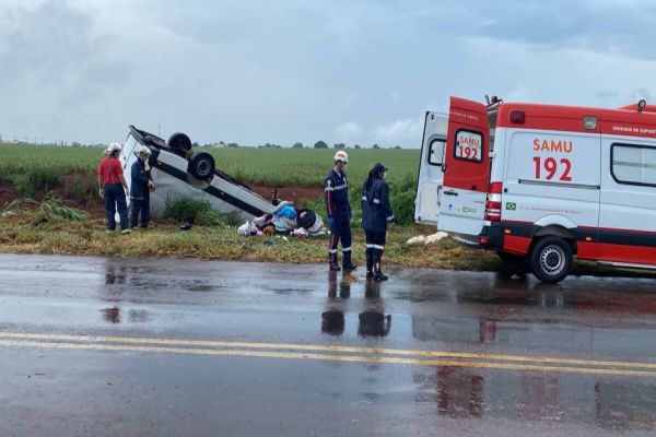 Van capota e três pessoas ficam feridas na PR-486 em Brasilândia do Sul