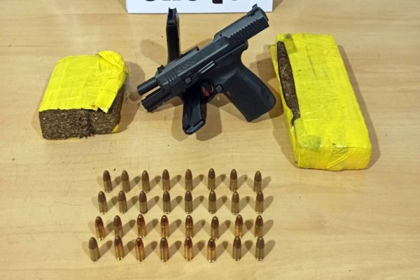 Pelotão de Choque apreende dois jovens por posse irregular de arma de fogo no Julieta Bueno