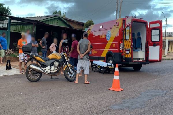 Imagem referente a notícia: Motociclista sofre suspeita de fratura no pé após colisão na Rua Europa