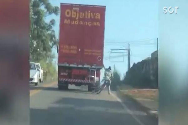 Imagem referente a notícia: Ciclista cai após pegar rabeira em caminhão no Paraná; Veja o vídeo