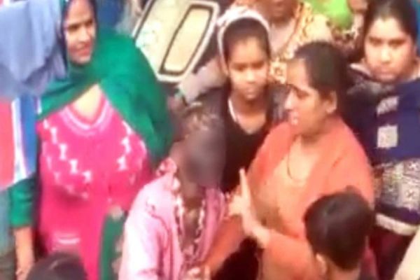 Vídeo: Multidão raspa o cabelo e espanca vítima de estupro coletivo na Índia
