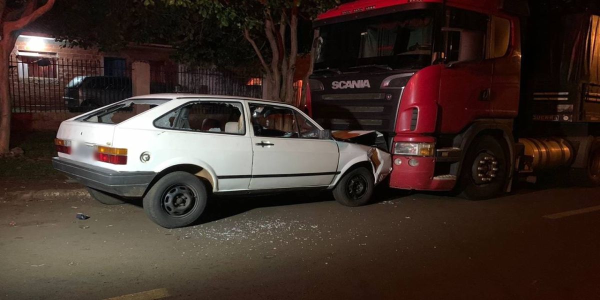 Carro colide em caminhão estacionado na Rua Maracanã no Bairro Periolo